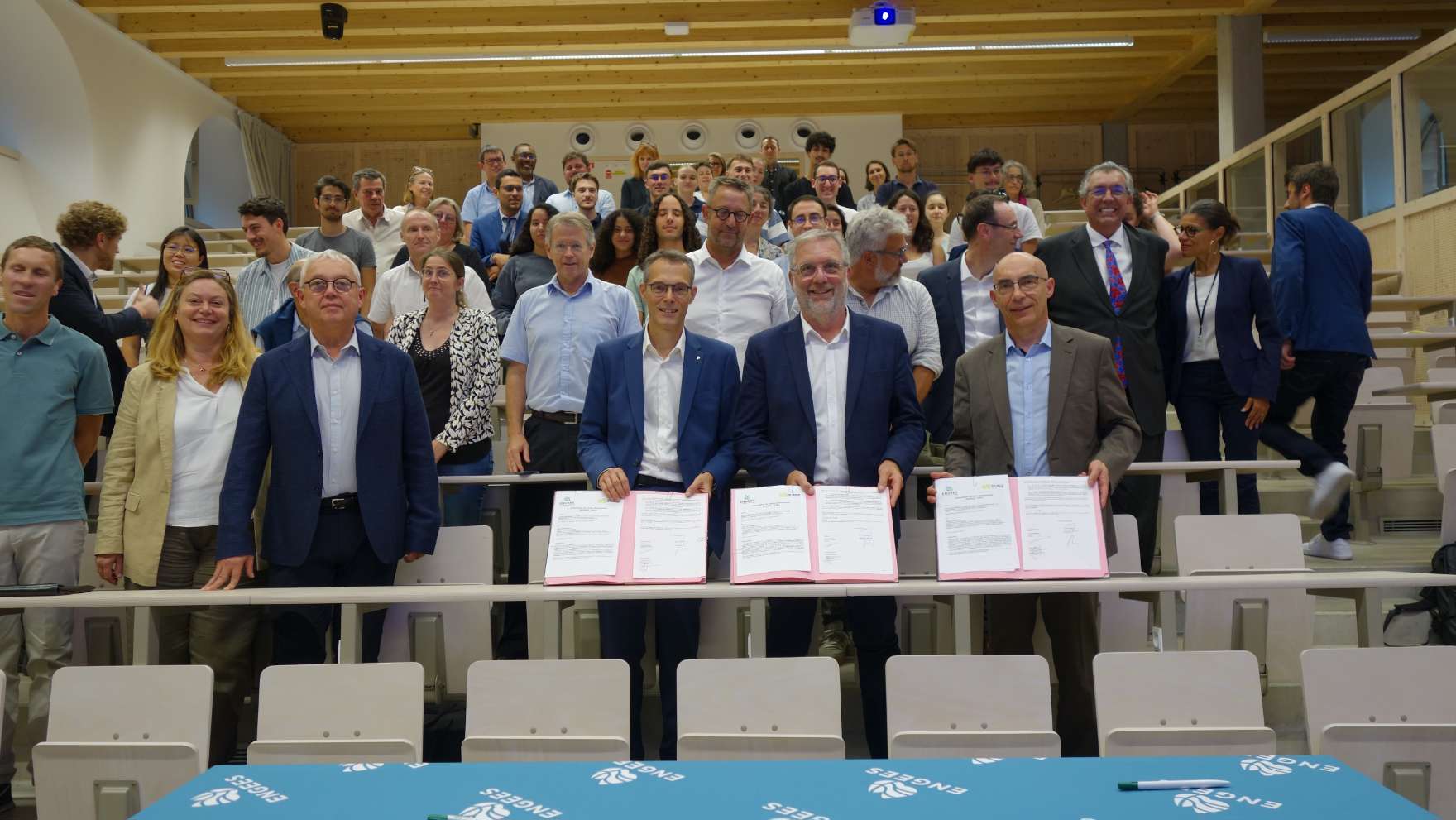 ENGEES - Les trois signataires de la chaire, de gauche à droite : Guillaume STAHL (Directeur Scientifique et Technologie Suez) - Jean-Marc WILLER (Directeur de l'ENGEES) -  Lionel BERTIN (Directeur d’Agence Alsace Suez).